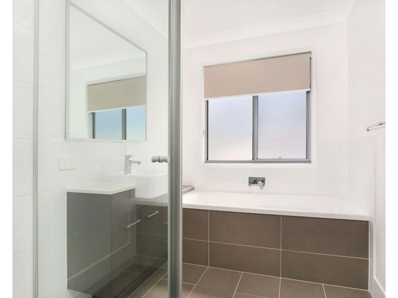 6 Bluff street, Birtinya QLD 4575