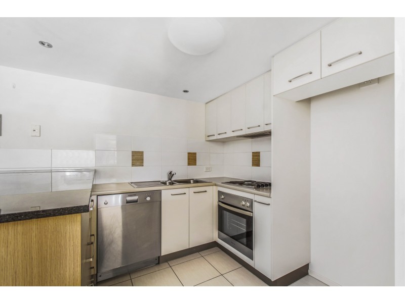 32/10 Grand Parade, Kawana Island QLD 4575