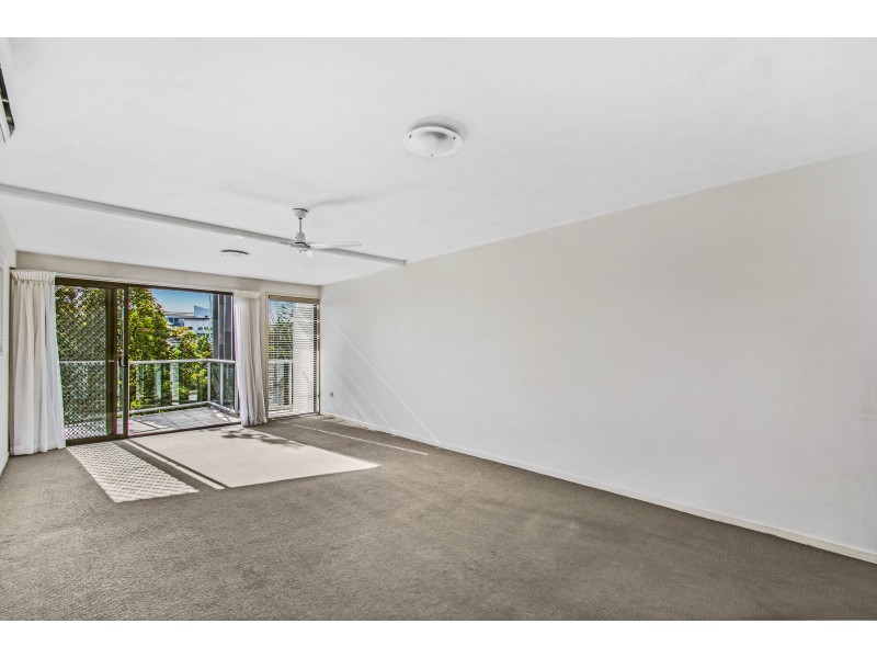 32/10 Grand Parade, Kawana Island QLD 4575