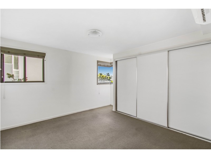 32/10 Grand Parade, Kawana Island QLD 4575