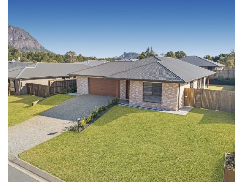 18 Pinnacles Drive, Glass House Mountains QLD 4518
