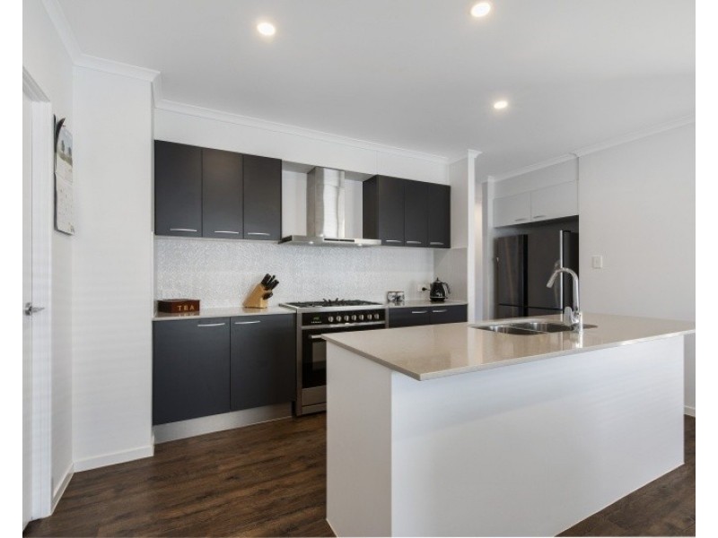 18 Pinnacles Drive, Glass House Mountains QLD 4518
