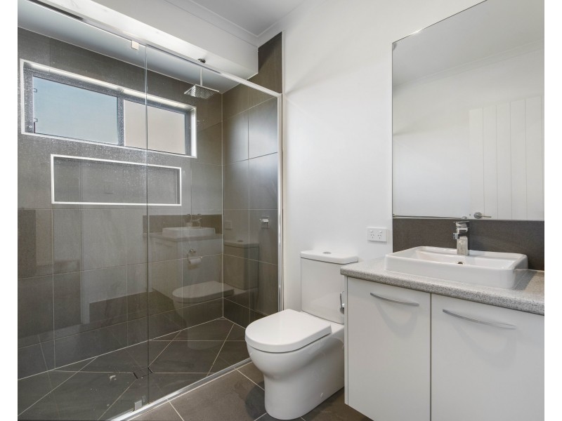 18 Pinnacles Drive, Glass House Mountains QLD 4518