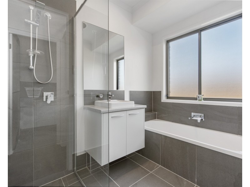 18 Pinnacles Drive, Glass House Mountains QLD 4518