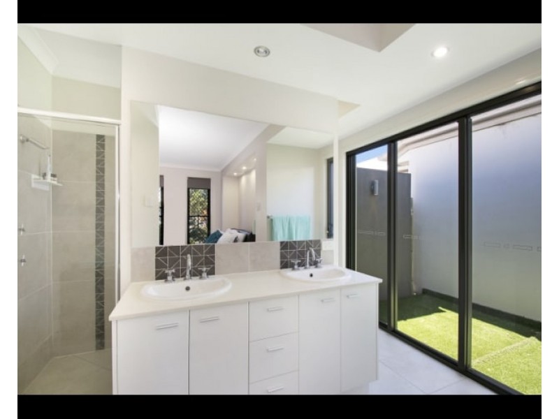 8 Wake Court, Birtinya QLD 4575