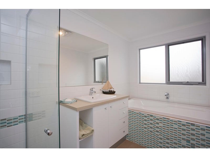 4 WAVE CRESCENT, Torquay VIC 3228