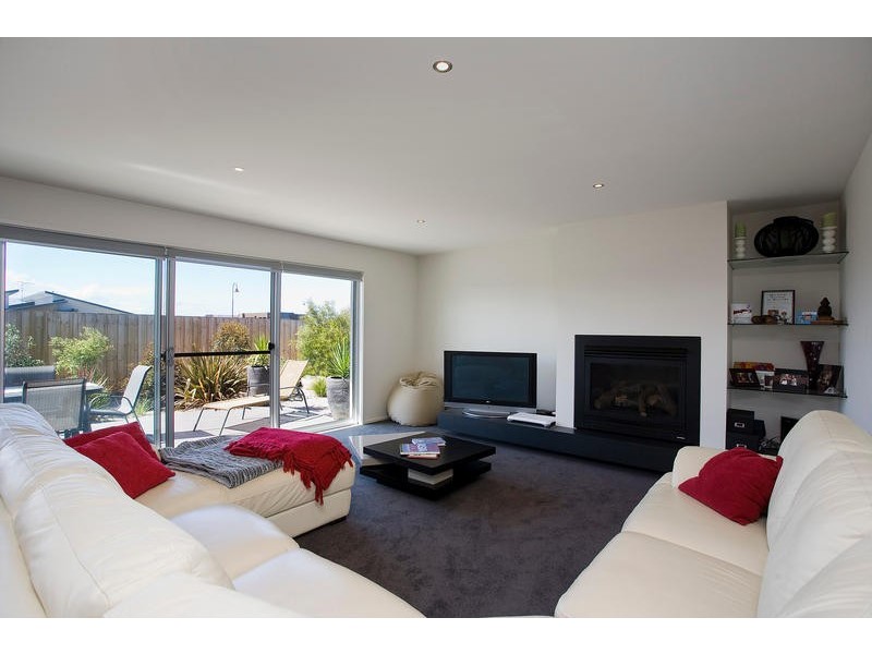 2 Lowdon Place, Torquay VIC 3228