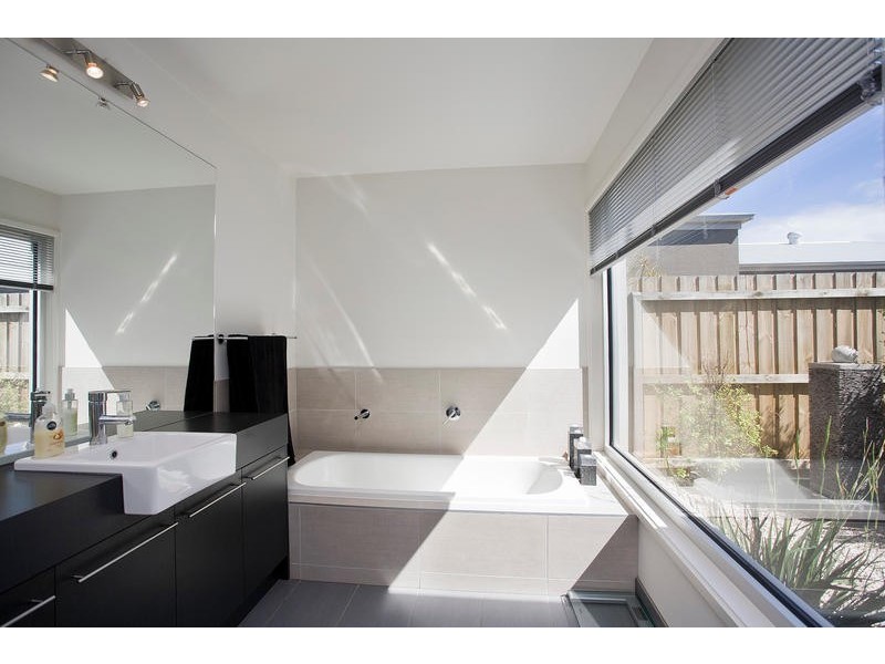 2 Lowdon Place, Torquay VIC 3228