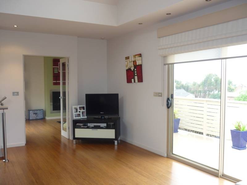 2/24 Dumfries Crt, Torquay VIC 3228