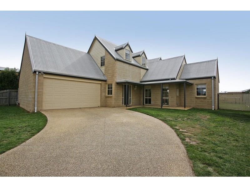 11 POMORA AVENUE, Torquay VIC 3228