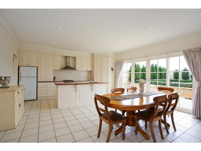 11 POMORA AVENUE, Torquay VIC 3228