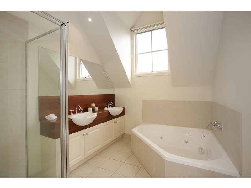 11 POMORA AVENUE, Torquay VIC 3228