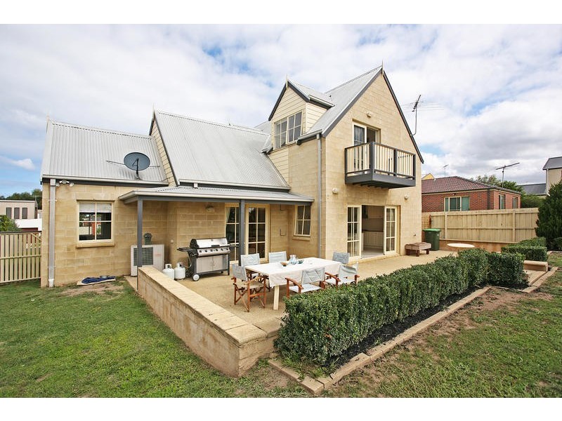 11 POMORA AVENUE, Torquay VIC 3228