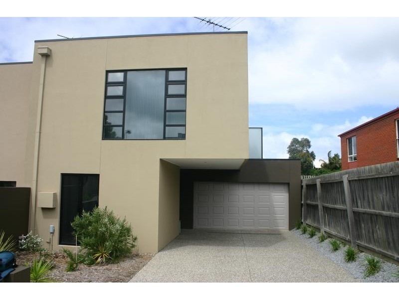 2/22 Pomora Avenue, Torquay VIC 3228