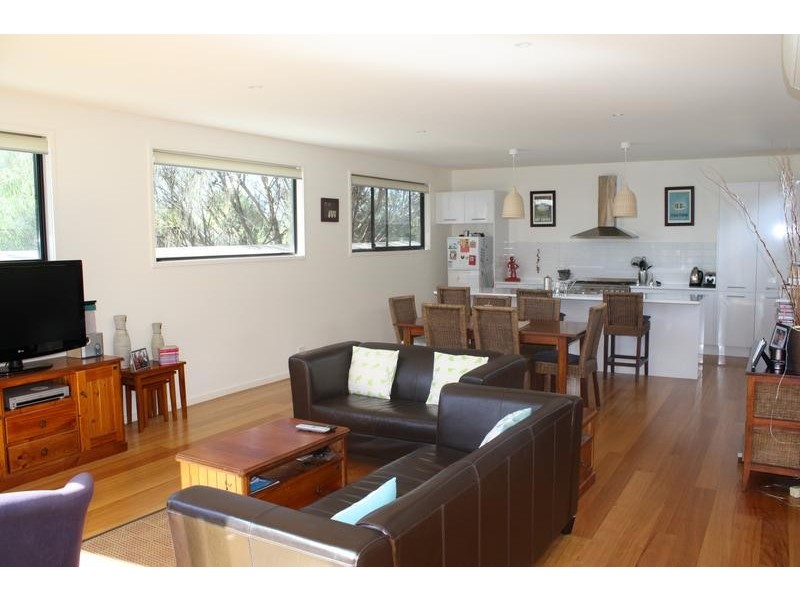 2/2 Aquilla Ave, Torquay VIC 3228