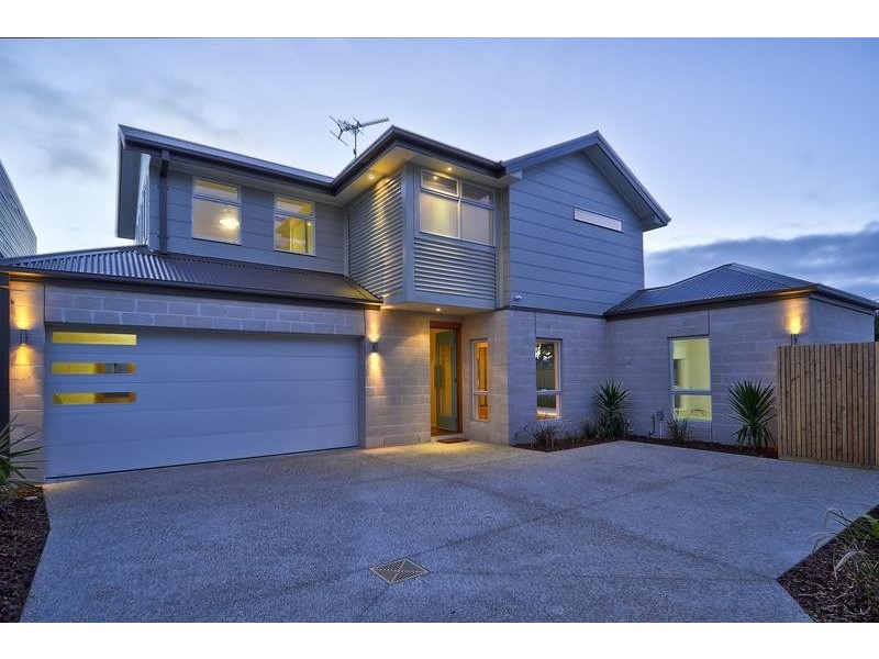 2/19 Henty Street, Torquay VIC 3228