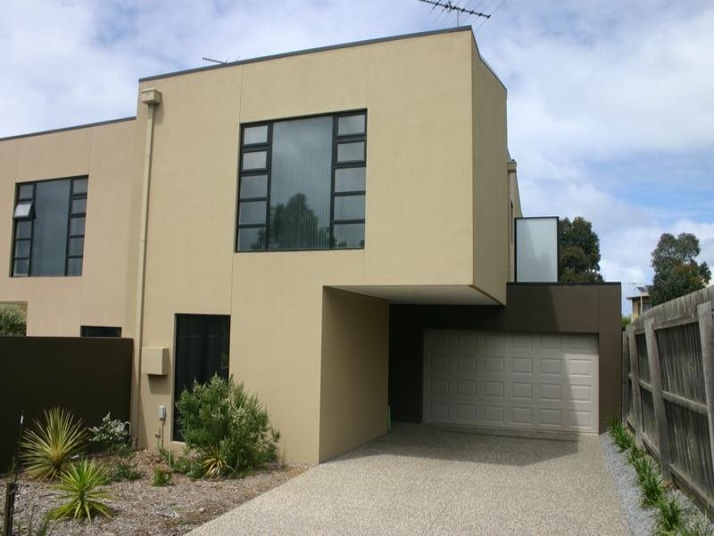 2/22 Pomora Avenue, Torquay VIC 3228