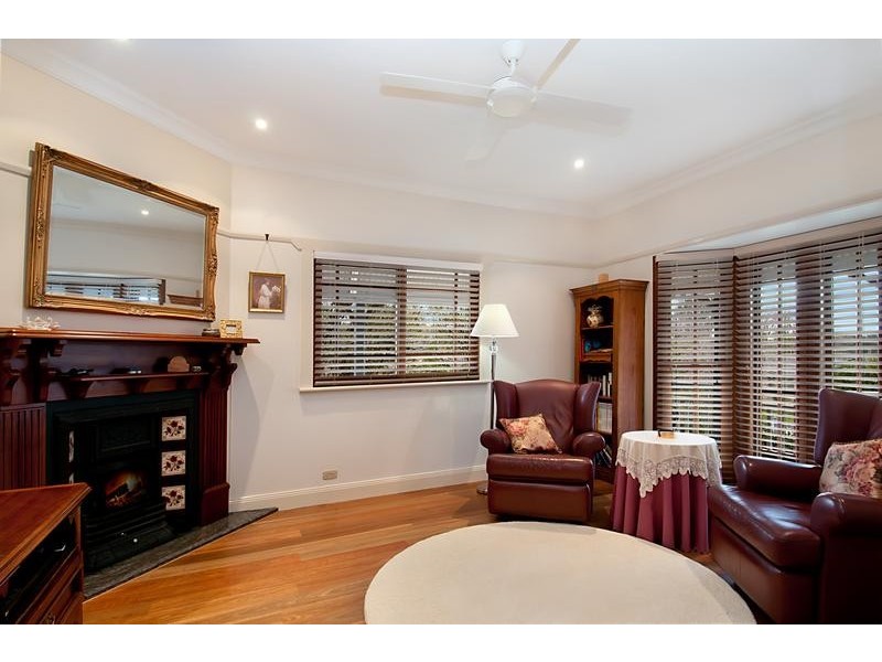 80 Albany St, Point Frederick NSW 2250