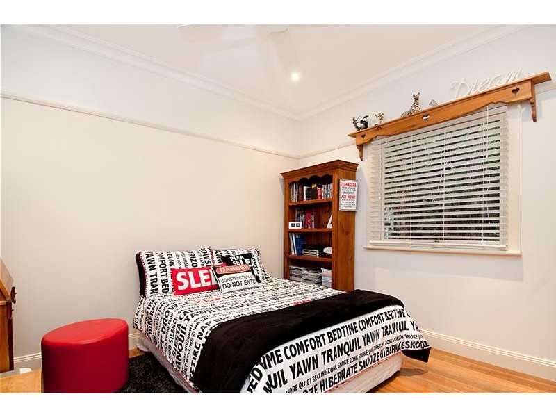 80 Albany St, Point Frederick NSW 2250