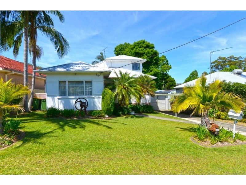 4 Edgewater Ave, Green Point NSW 2251