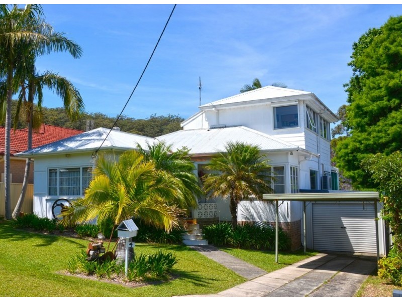 4 Edgewater Ave, Green Point NSW 2251