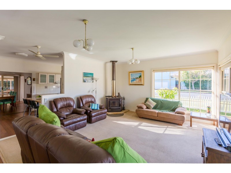 8 Mirreen Ave, Davistown NSW 2251