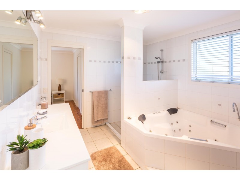 31 Woodport Close, Green Point NSW 2251