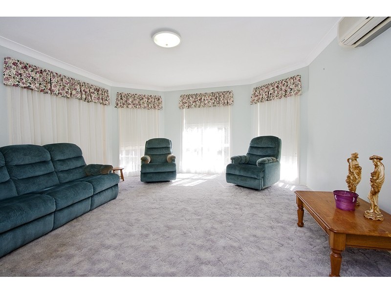 6 St Andrews Drive, Glenmore Park NSW 2745