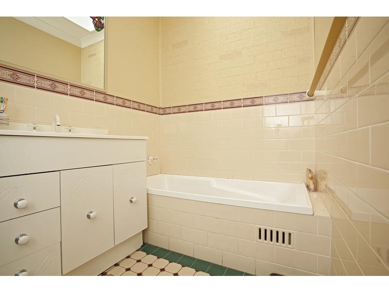 2/8 Friarbird Crescent, Glenmore Park NSW 2745