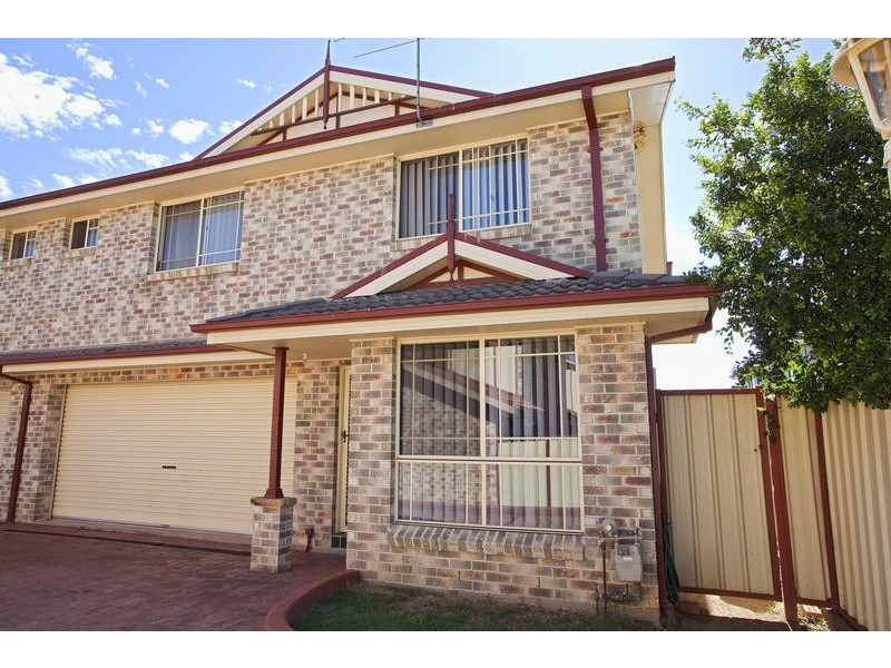 4/5 Gilmore Close, Glenmore Park NSW 2745