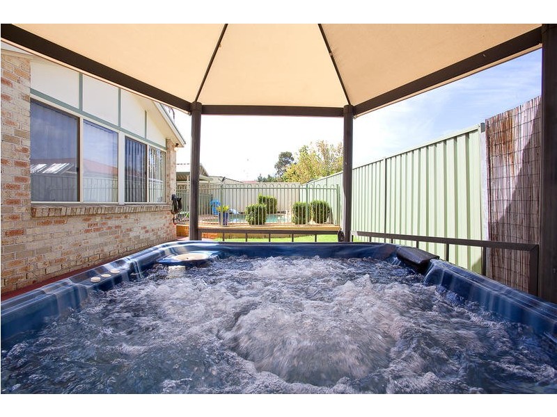 8 Riviera Place, Glenmore Park NSW 2745