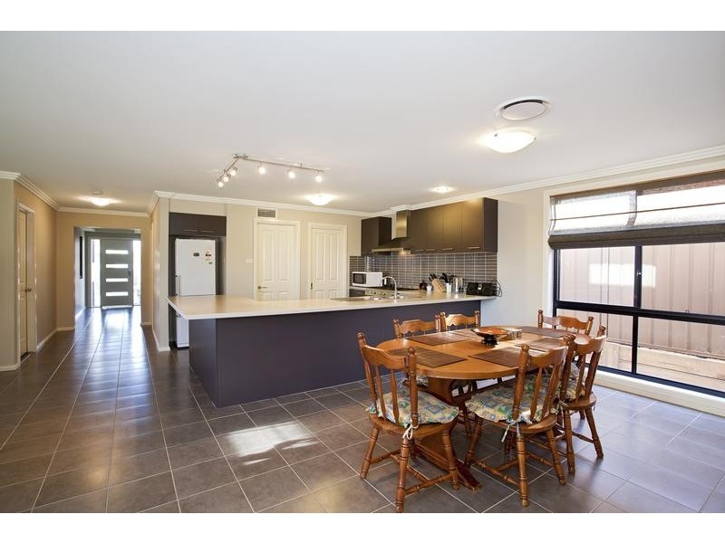90 Ridgetop Drive, Glenmore Park NSW 2745