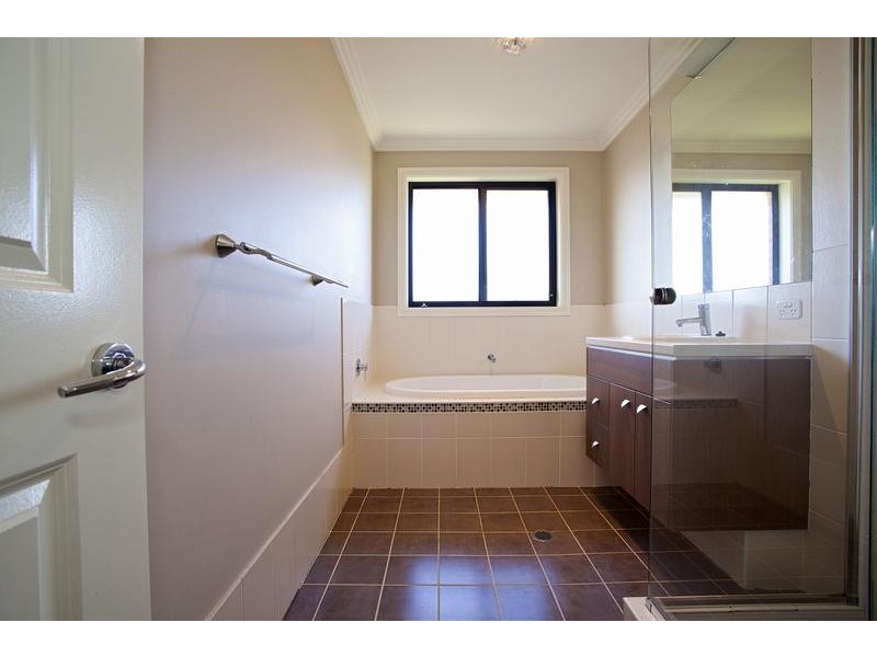 90 Ridgetop Drive, Glenmore Park NSW 2745