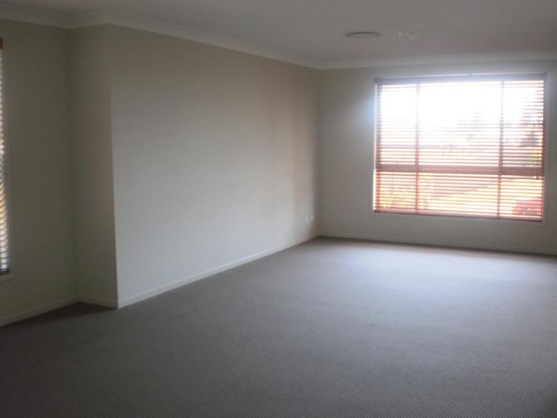 8 Turret Place, Glenmore Park NSW 2745