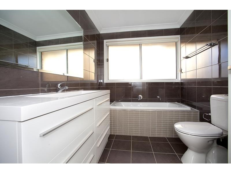 20 Loch Avenue, Glenmore Park NSW 2745