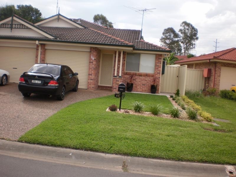 2/8 Friarbird Place, Glenmore Park NSW 2745