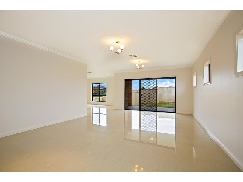 8 Broadlands Avenue, Glenmore Park NSW 2745