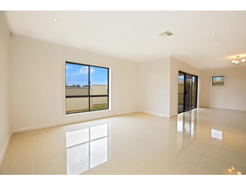 8 Broadlands Avenue, Glenmore Park NSW 2745