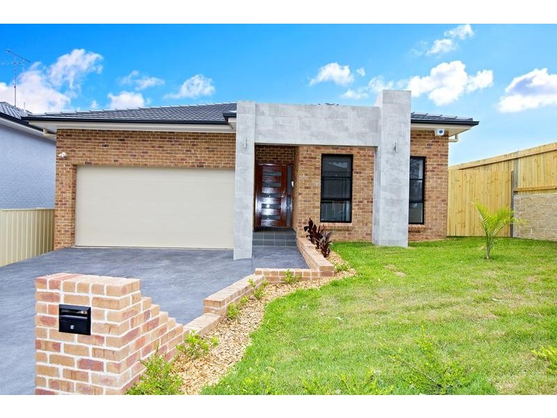 8 Broadlands Avenue, Glenmore Park NSW 2745