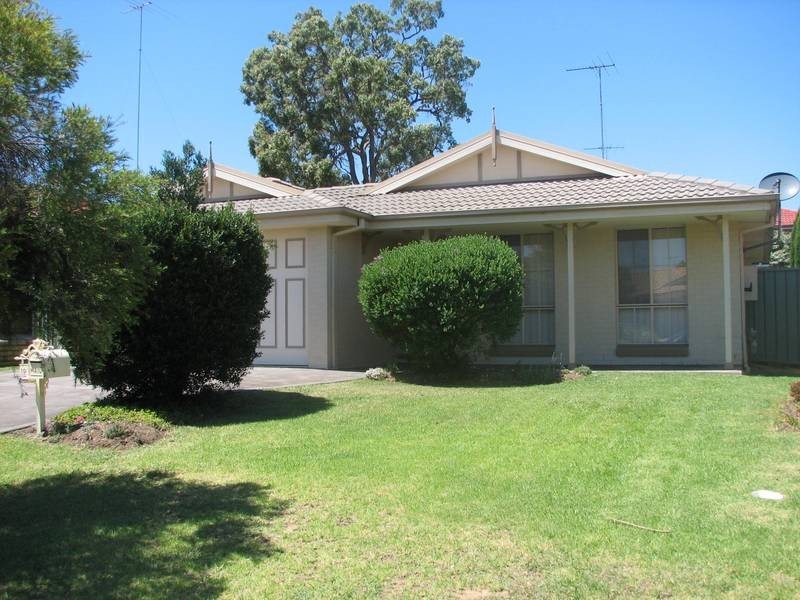 10 Riviera Place, Glenmore Park NSW 2745