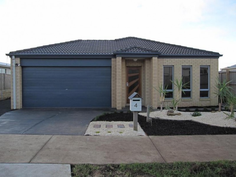 4 Rosella Grove, Cowes VIC 3922