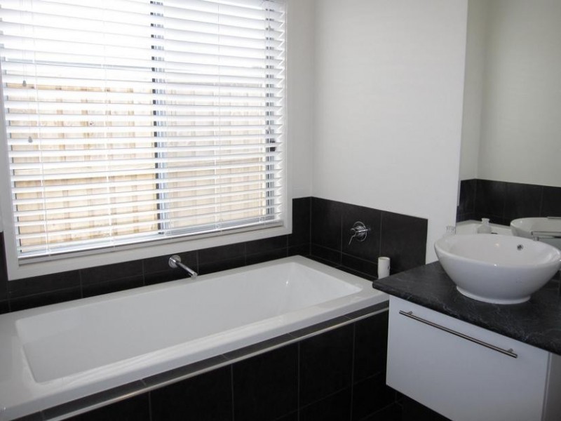 4 Rosella Grove, Cowes VIC 3922