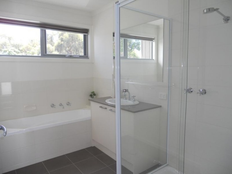2/25 Jenner Avenue, Cowes VIC 3922