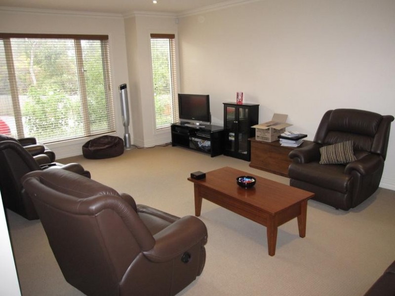 2/13 Calvin Crescent, Doncaster East VIC 3109