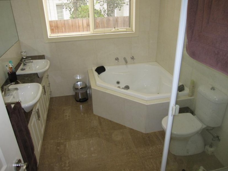 2/13 Calvin Crescent, Doncaster East VIC 3109