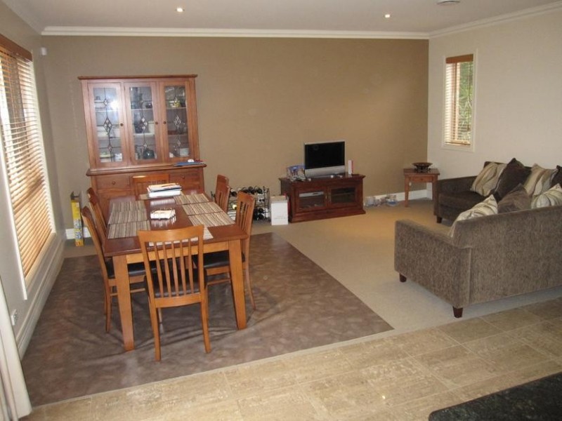 2/13 Calvin Crescent, Doncaster East VIC 3109