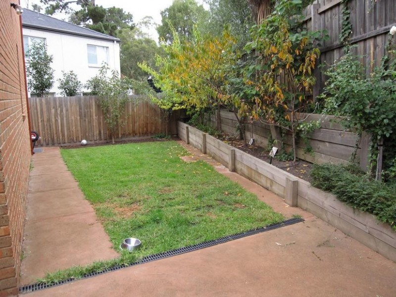 2/13 Calvin Crescent, Doncaster East VIC 3109