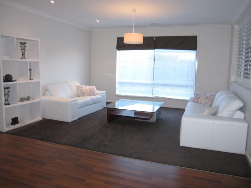 17 Rosella Grove, Cowes VIC 3922
