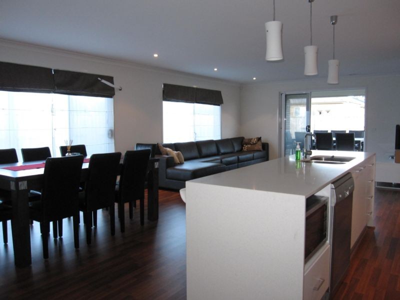 17 Rosella Grove, Cowes VIC 3922