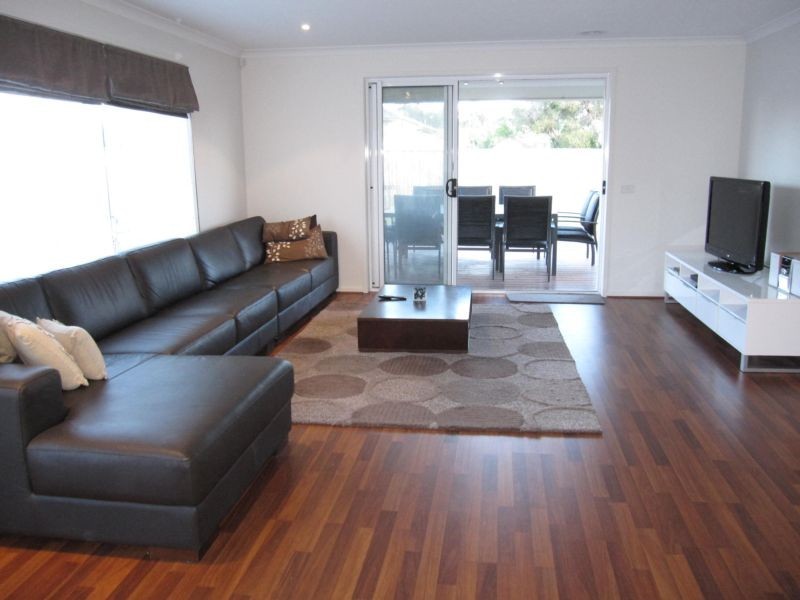 17 Rosella Grove, Cowes VIC 3922